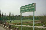 Az �beseny�i sportcentrum rom�n-bolg�r k�tnyelv� t�bl�ja. �beseny�, 2014. F�nyk�pezte: Szil�gyi Levente.